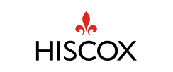 Logo du partenaire Hiscox, avec un texte noir "Hiscox" en dessous d'un symbole rouge stylisé en forme de fleur de lys, sur fond blanc