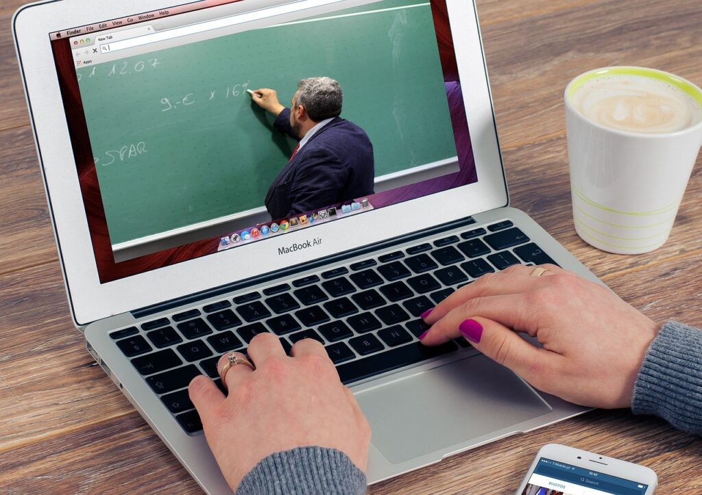 Personne suivant une formation en ligne sur un ordinateur portable, illustrant l’utilisation du CPF par les freelances en 2025.
