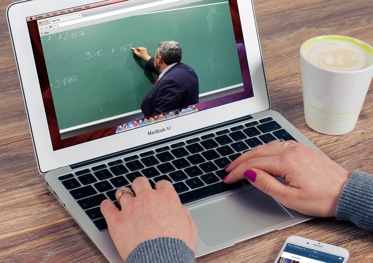 Personne suivant une formation en ligne sur un ordinateur portable, illustrant l’utilisation du CPF par les freelances en 2025.