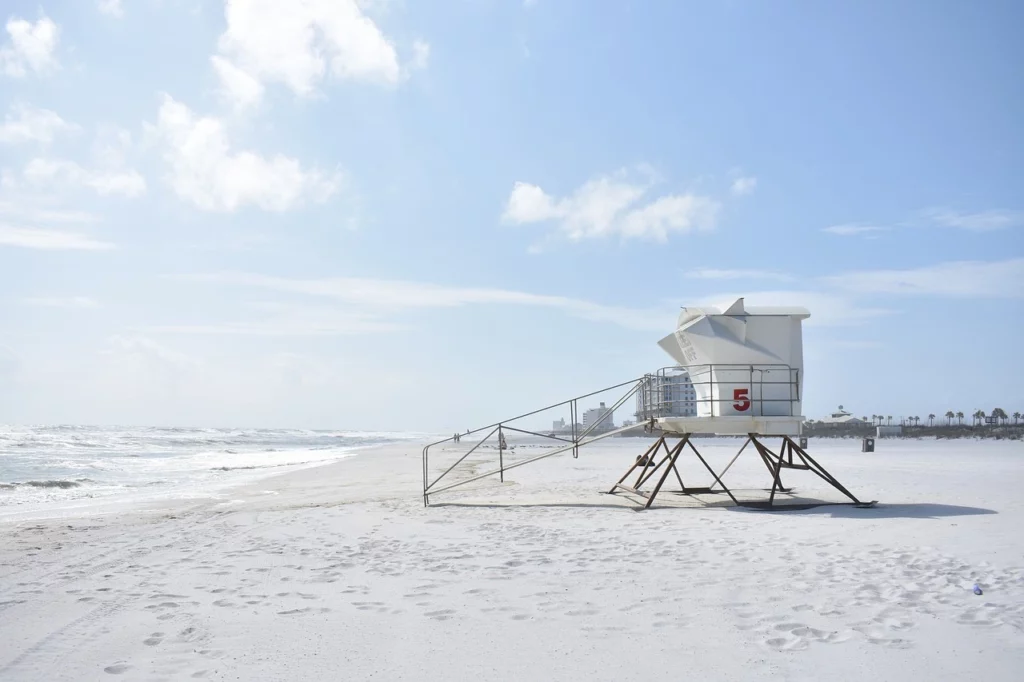 Poste de surveillance sur une plage vide, symbolisant la protection et la sécurité pour les freelances.