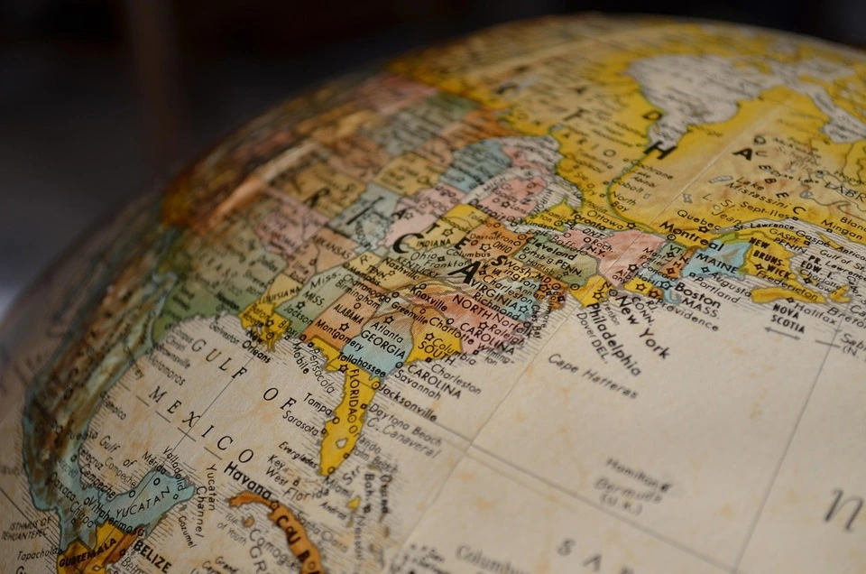 Gros plan sur un globe terrestre centré sur l’Amérique du Nord.