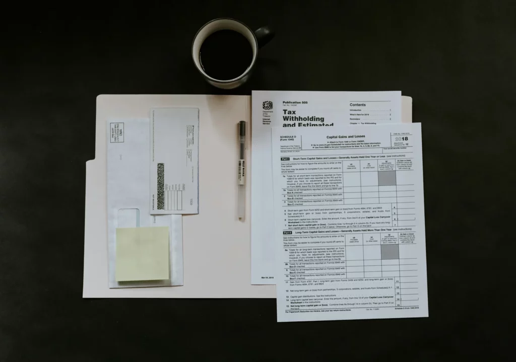 Documents fiscaux avec tasse de café sur un bureau