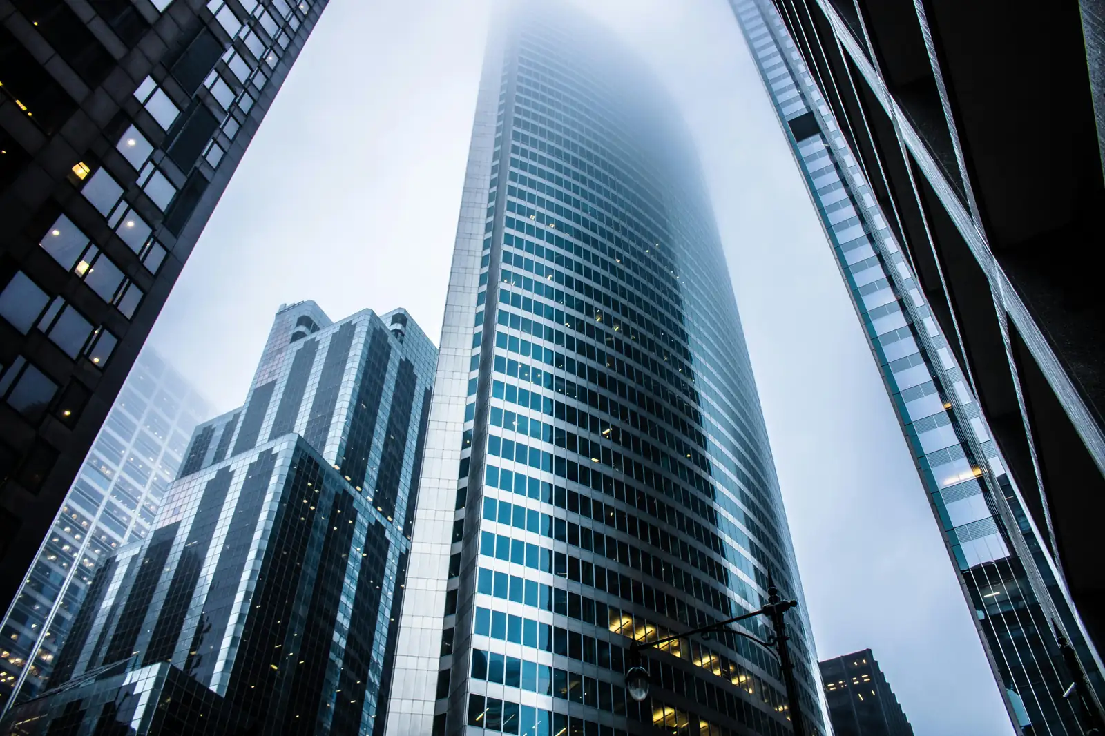 Gratte-ciel d'affaires dans un quartier d'entreprise moderne.